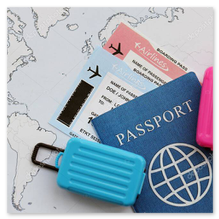 Passaporti e mappa appoggiati su un tavolo