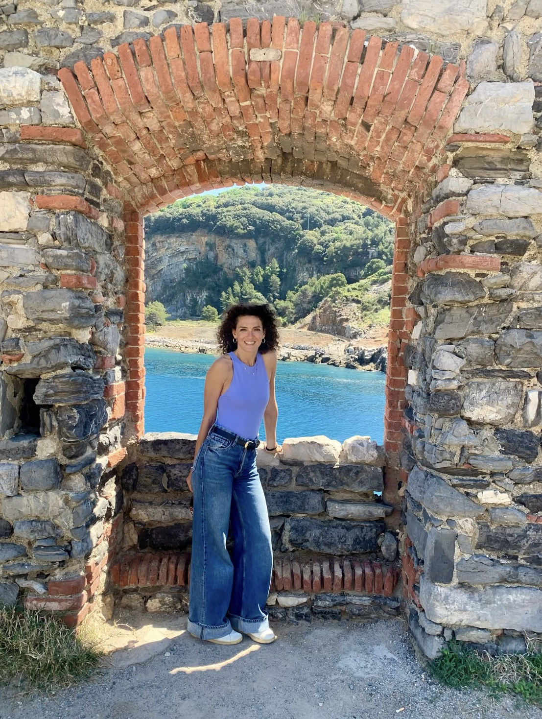 Donna che sorride con un mazzo di fiori a una festa