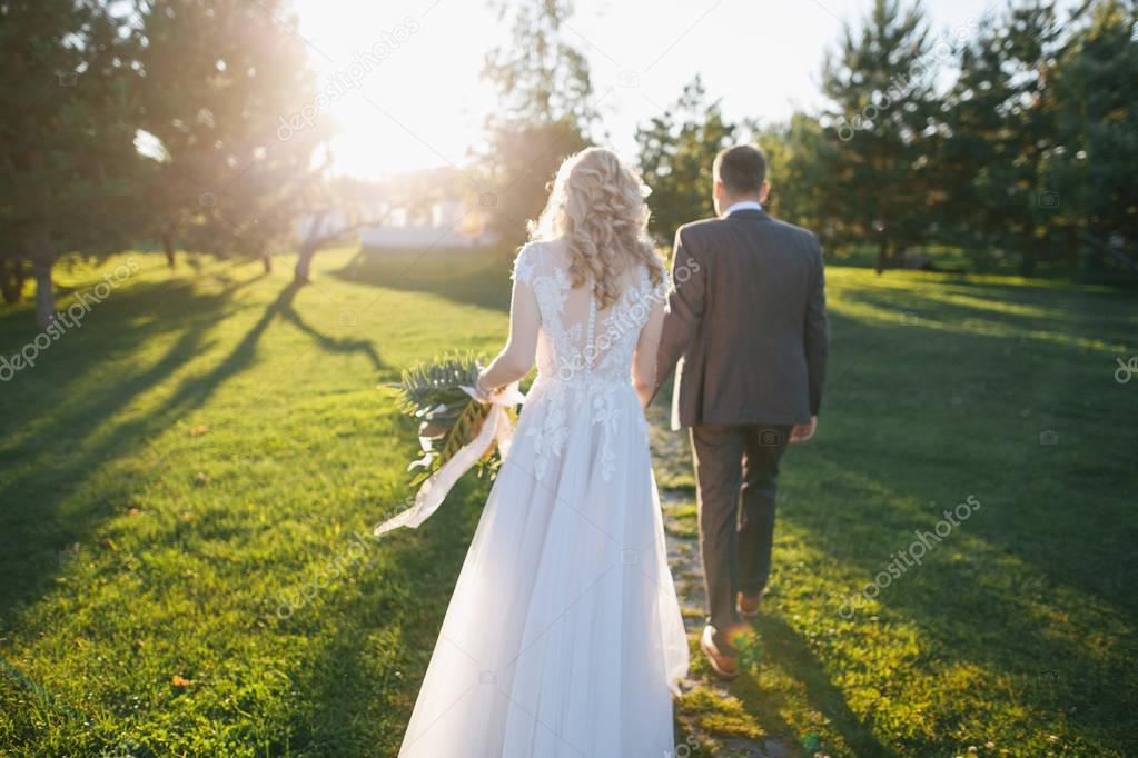 Uomo in abito elegante che brinda a un matrimonio