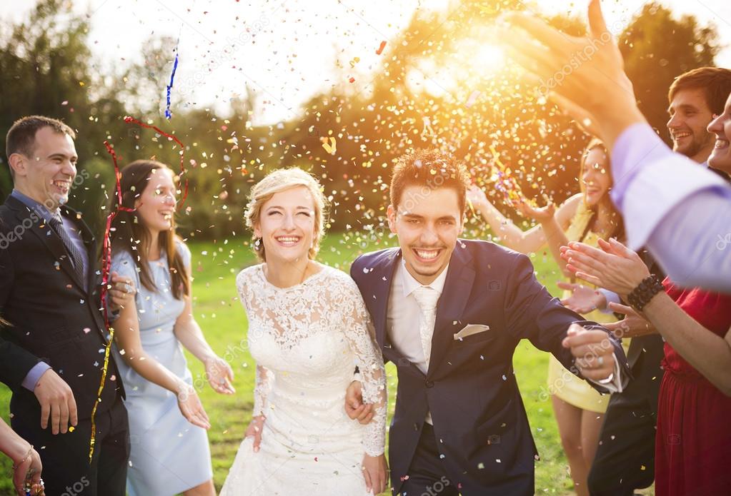 Amici che ridono insieme a un matrimonio all’aperto