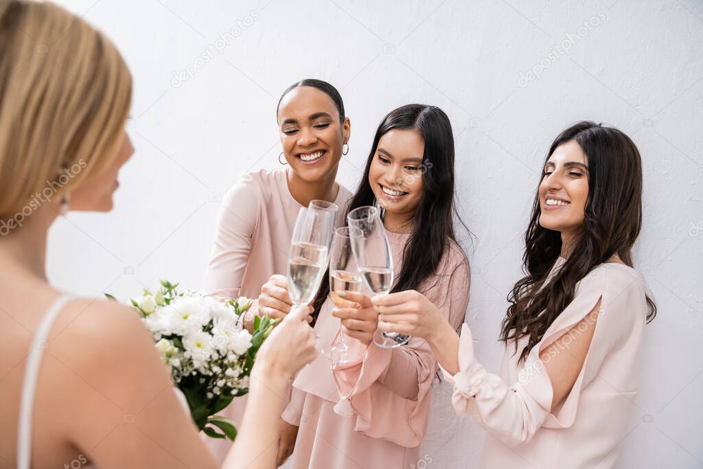 Donna che sorride con un mazzo di fiori a una festa