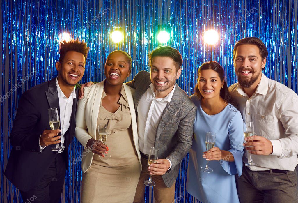 Gruppo di amici che brinda durante una serata di festa